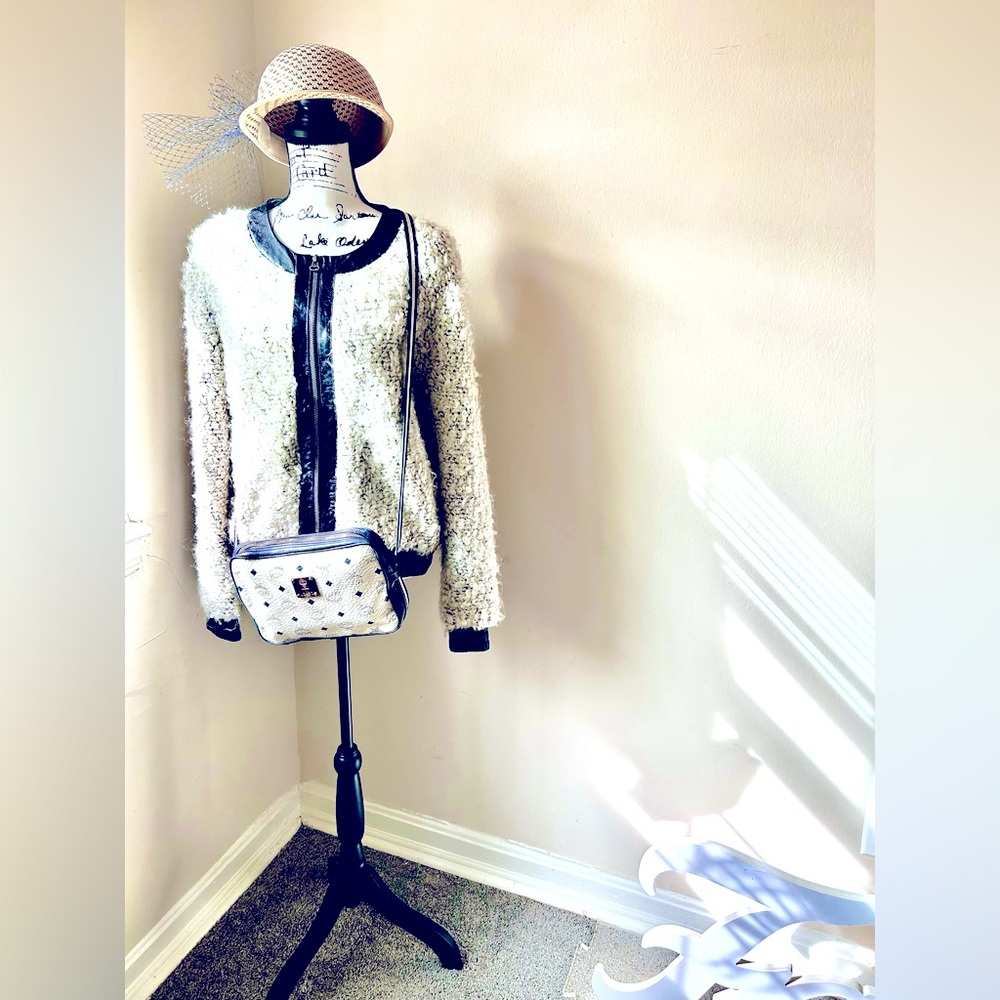 Pre-owned MCM crossbody handbag in white/blue size 9x7.